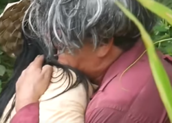 L1001003 su hermana camino tan lejos solo para comer del mismo plato que ella part2