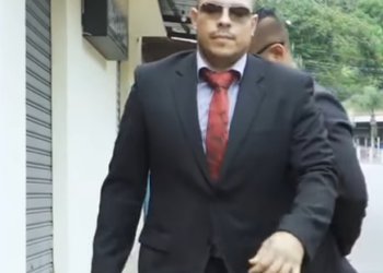 L1101005 Le negaron la entrada un restaurant por llegar en una moto vieja, hasta que paso esto part2