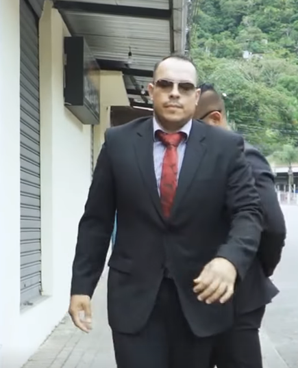 L1101005 Le negaron la entrada un restaurant por llegar en una moto vieja, hasta que paso esto part2