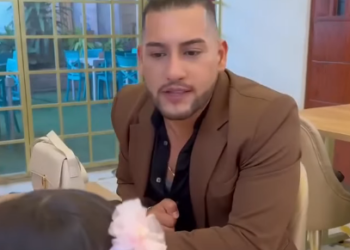 L1401001 Niña malcriada le hace pasar vergüenza su papá en un restaurante por la comida Linis Florez part2