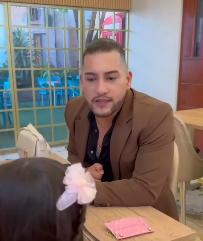 L1401001 Niña malcriada le hace pasar vergüenza su papá en un restaurante por la comida Linis Florez part2