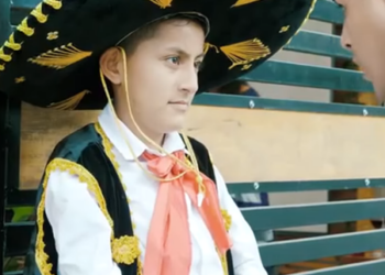 L1301003 Niño mariachi desenmascara la prometida de su padre en pleno pedida de mano part2