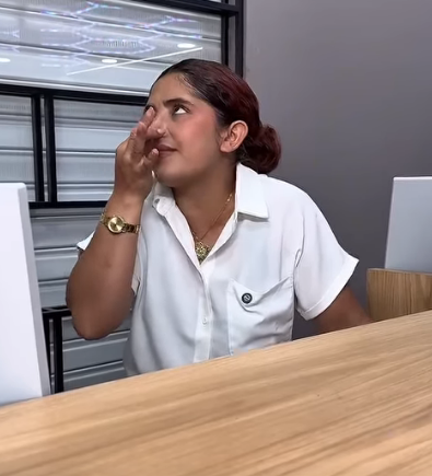 L1601003 Iba elegante para su entrevista pero una indigente le lanzó un balde de agua lo arruinó todo part2