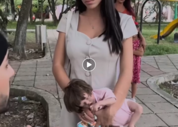 L1701003 Niña malcriad4 le hace berrinche su mamá porque quería juguetes nuevos Linis Florez part2