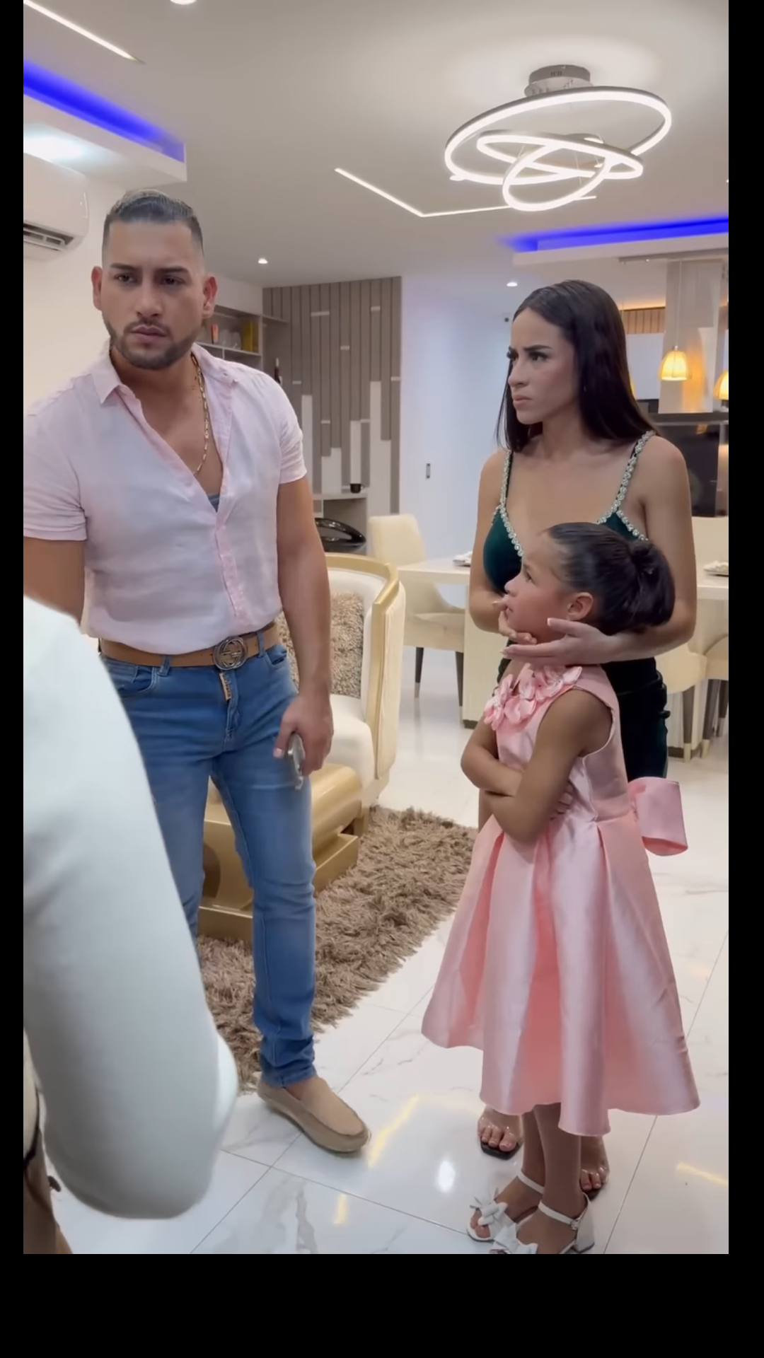 L2001003 Niña siente celos de su hermana y daña su pastel de cumpleaños😱 Linis Florez part2