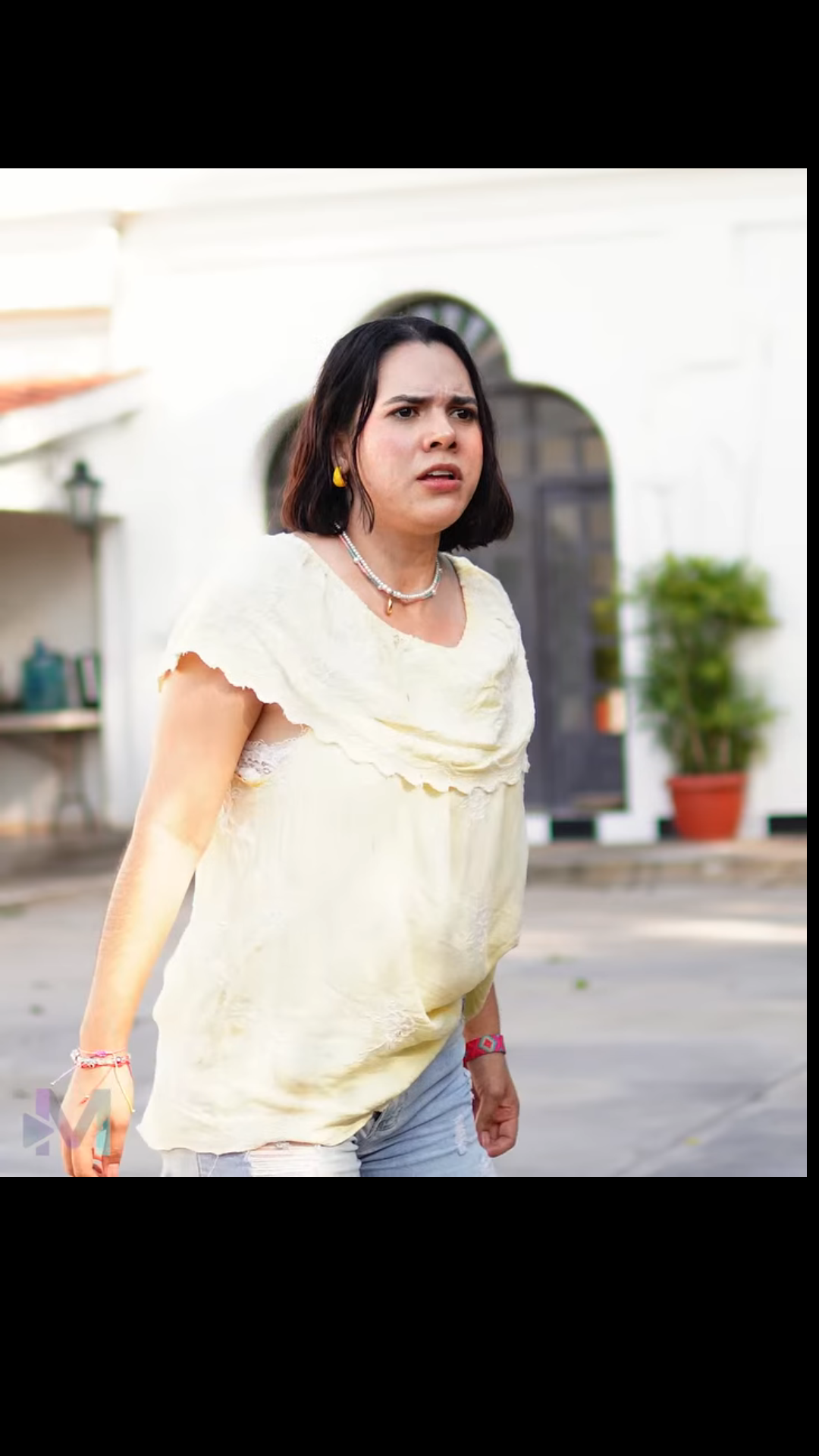 L2001001 Campesina es humillada para sacar la joya del barro