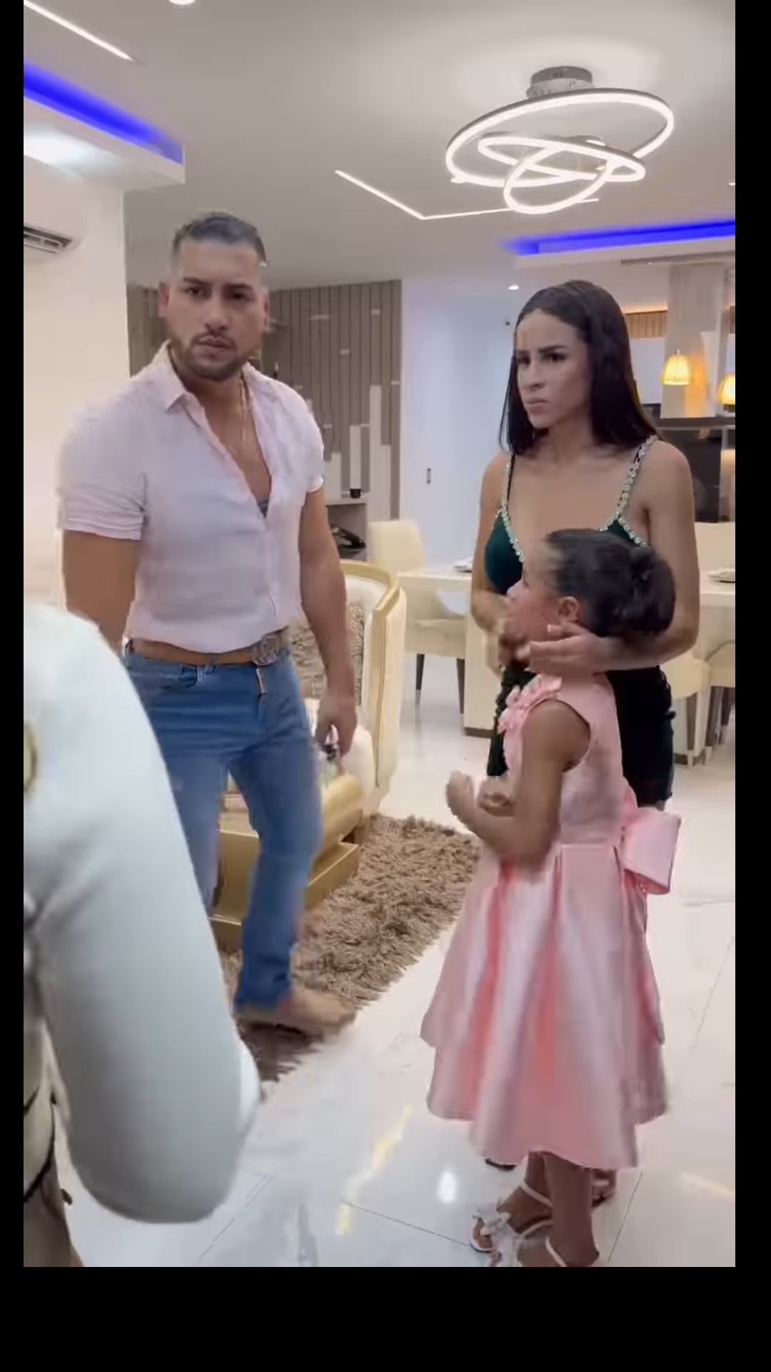 L2001003 Niña siente celos de su hermana y daña su pastel de cumpleaños😱 Linis Florez part2