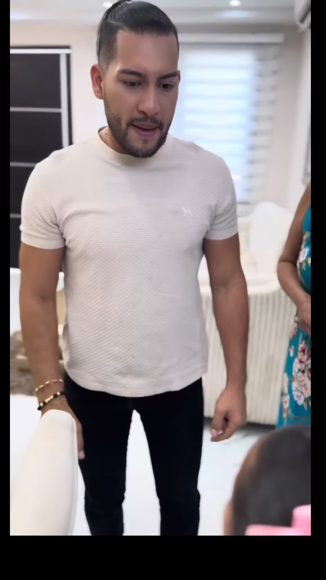 L2001005 Papá inteligente corrige a su hija rompiéndole su teléfono😱 Linis Florez part2