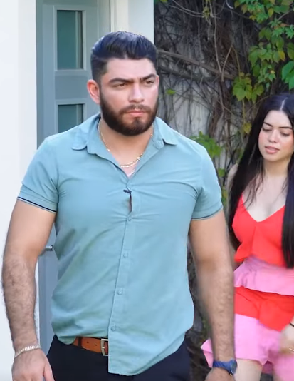 L0701005 Esta mujer coqueteaba con otros hombres por diversión frente su esposo